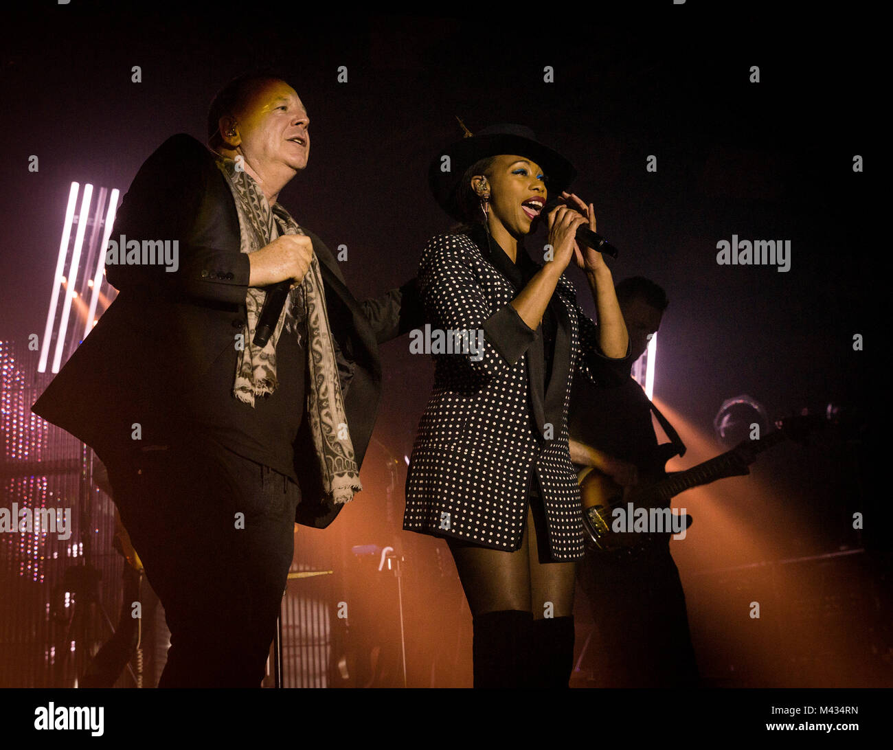 Simple Minds prendere la fase in Glasgow Barrlowlands .Le prestazioni il 13 febbraio 2018. Premiere del nuovo album in studio, camminare tra i mondi. Barrowland Ballroom , Glasgow :Photo credit Martin osso (Scozia) Credito: Martin osso/Alamy Live News Foto Stock