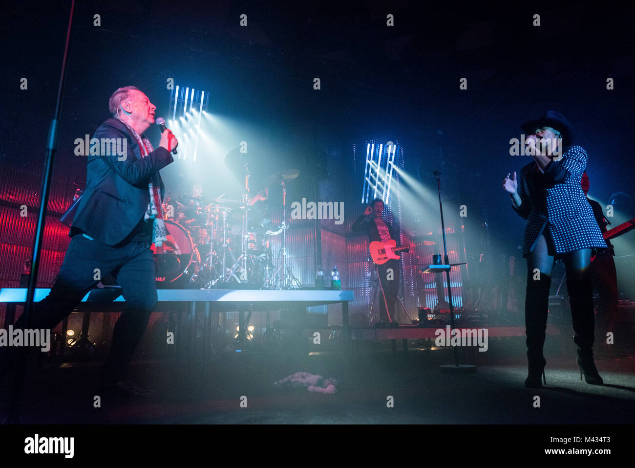 Simple Minds prendere la fase in Glasgow Barrlowlands .Le prestazioni il 13 febbraio 2018. Premiere del nuovo album in studio, camminare tra i mondi. Barrowland Ballroom , Glasgow :Photo credit Martin osso (Scozia) Credito: Martin osso/Alamy Live News Foto Stock