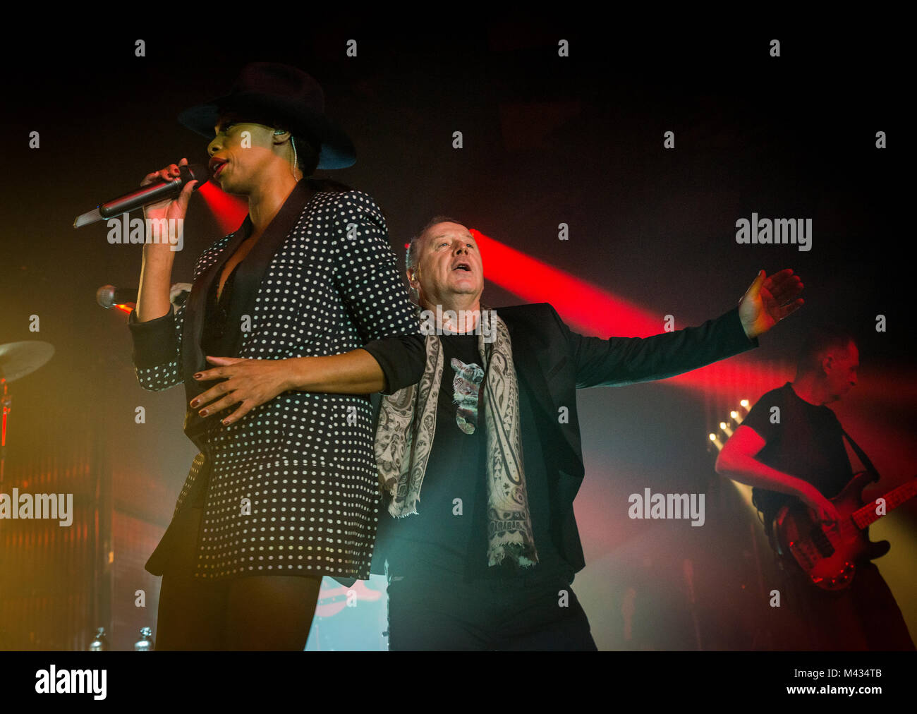 Simple Minds prendere la fase in Glasgow Barrlowlands .Le prestazioni il 13 febbraio 2018. Premiere del nuovo album in studio, camminare tra i mondi. Barrowland Ballroom , Glasgow :Photo credit Martin osso (Scozia) Credito: Martin osso/Alamy Live News Foto Stock