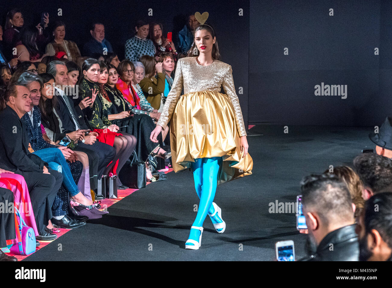 New York, Stati Uniti d'America, 13 feb 2018. I modelli a piedi la pista per presentare l'Autunno-Inverno 18-19 raccolta dal designer spagnolo Agatha Ruiz de la Prada durante la settimana della moda di New York. Foto di Enrique Shore/Alamy Live News Foto Stock