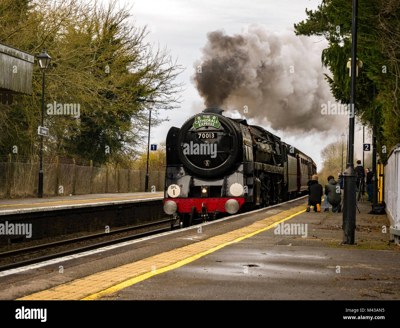 Charing, Kent, Regno Unito. Xiv Feb, 2018. Le cattedrali locomotiva Express passa attraverso Charing stazione ferroviaria, il treno è la 70013 Oliver Cromwell, a Charing stazione ferroviaria, Kent, UK Credit: Volo fotografia/ Alamy Live News Foto Stock