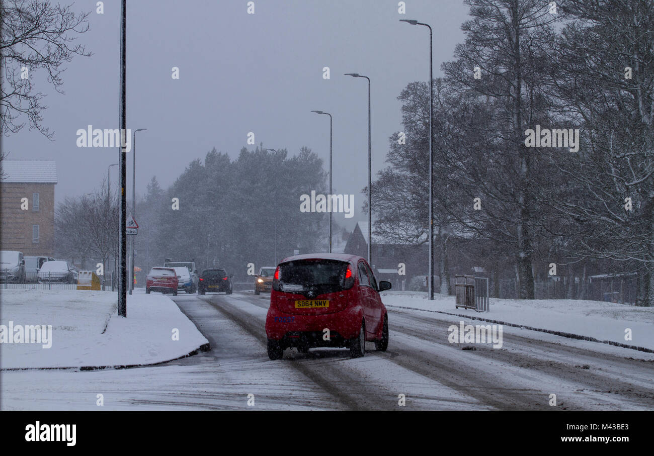 Dundee, Scotland, Regno Unito. 14 Febbraio, 2018. Regno Unito: meteo attraverso il nord est della Scozia con temperature vicino al congelamento. Gli automobilisti guida con cura in condizioni invernali intorno al villaggio Arldler a Dundee, Regno Unito. Credits: Dundee fotografico/Alamy Live News Foto Stock