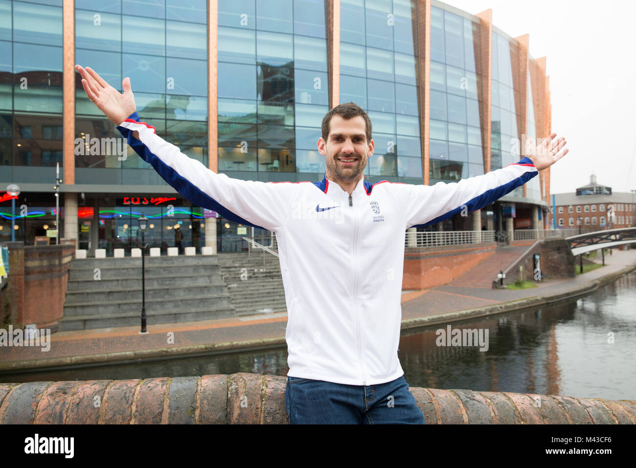 Birmingham, Inghilterra, Regno Unito. 14 febbraio 2018, olimpico medaglia di bronzo alto ponticello Robbie Grabarz visitare l'Arena di Birmingham a ispezionare la pista e salto in alto pit in vista del mondiale Indoor di Atletica che si svolgono in poco più di due settimane. Robbie è stato selezionato per la GB team . Il salto in alto evento sarà uno dei primi eventi a prendere posto il giovedì sera. Foto Stock