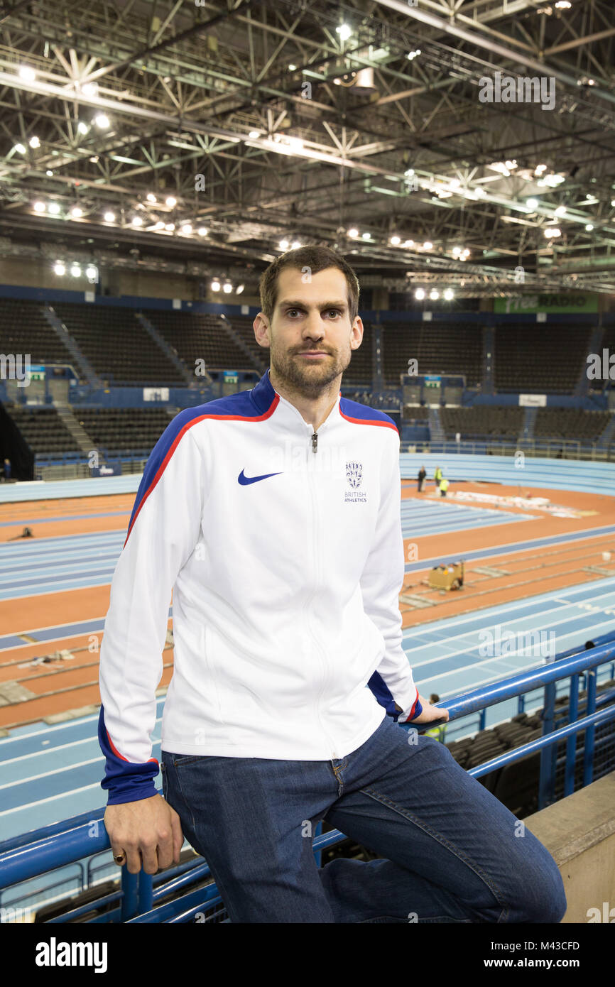 Birmingham, Inghilterra, Regno Unito. 14 febbraio 2018, olimpico medaglia di bronzo alto ponticello Robbie Grabarz visitare l'Arena di Birmingham a ispezionare la pista e salto in alto pit in vista del mondiale Indoor di Atletica che si svolgono in poco più di due settimane. Robbie è stato selezionato per la GB team . Il salto in alto evento sarà uno dei primi eventi a prendere posto il giovedì sera. Foto Stock