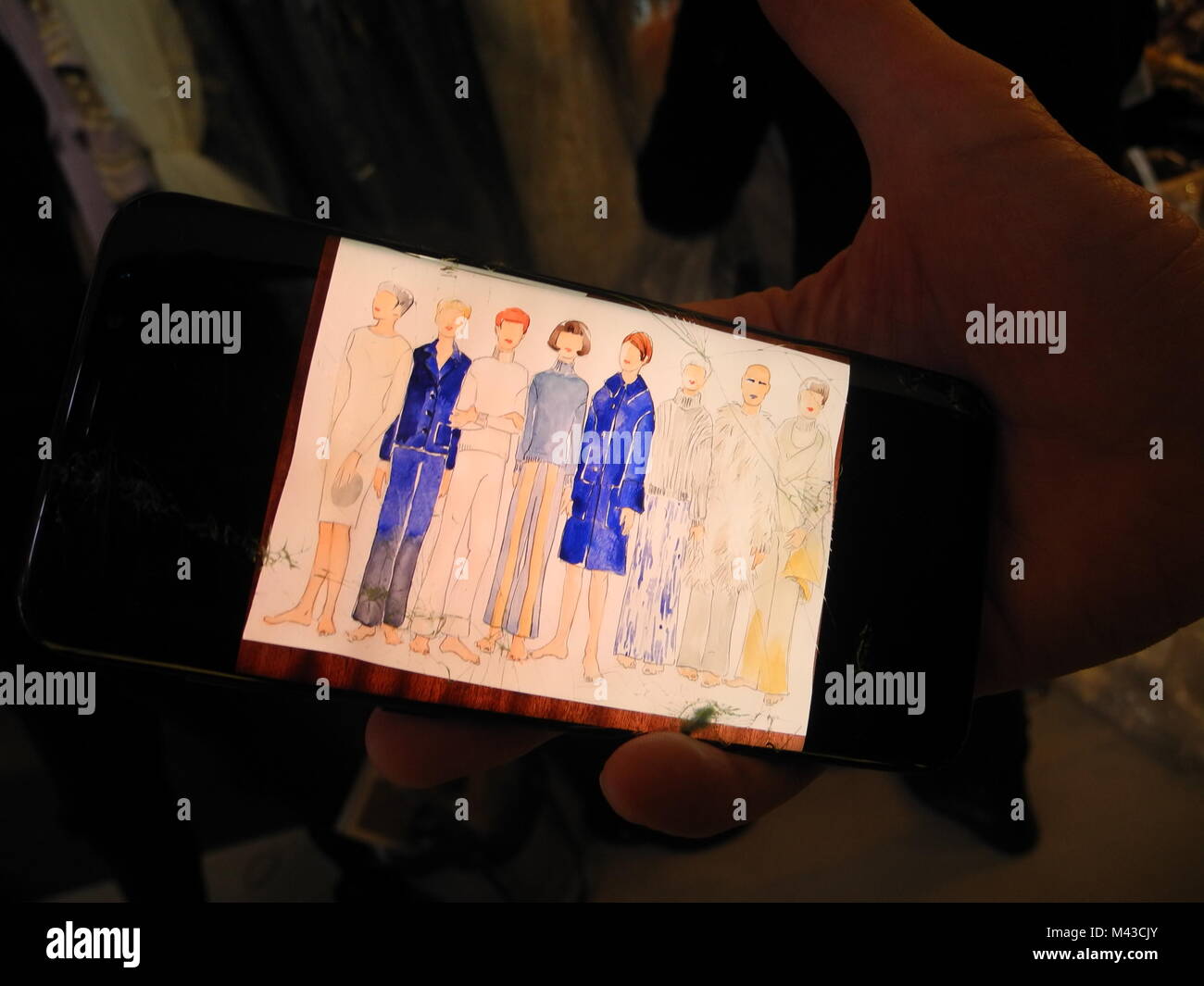 Ulrich Halstenbach visualizzazione sul suo telefono cellulare in disegni di sua moglie Andrea Halstenbach, membro della 'Flying Solo' gruppo di progettisti a New York, USA, 05 febbraio 2018. Foto: Johannes Schmitt-Tegge/dpa Foto Stock