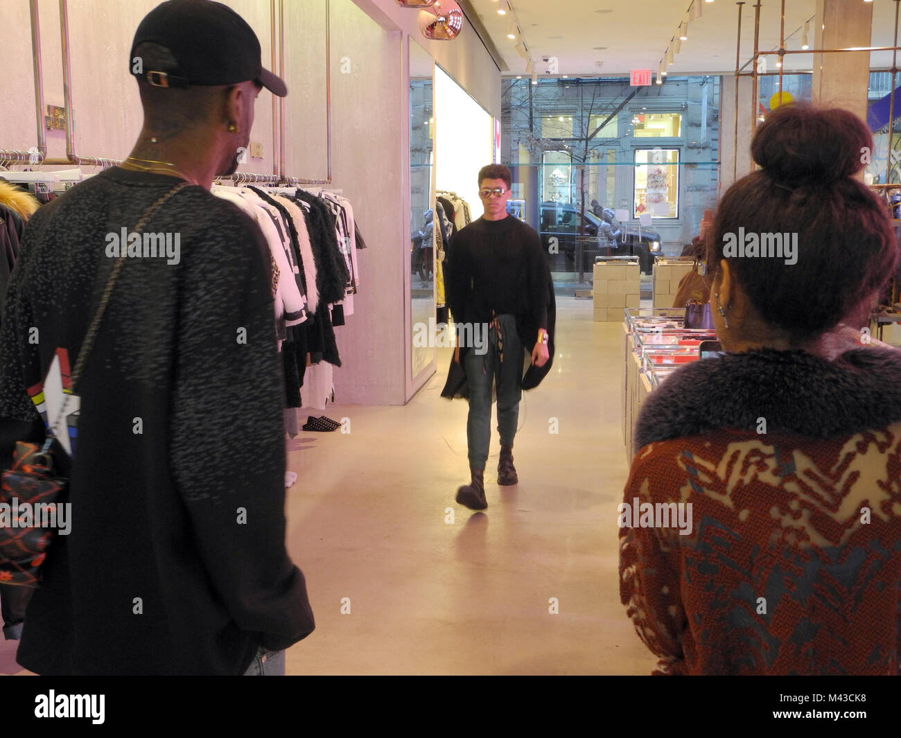 Memmbers del 'Flying solo " gruppo di designer di provare le loro nuove creazioni nel loro negozio a New York, USA, 05 febbraio 2018. Foto: Johannes Schmitt-Tegge/dpa Foto Stock