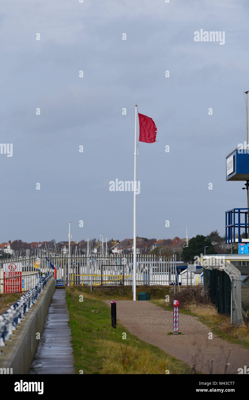 Ministero della Difesa Tiro a Shoeburyness. Le bandiere rosse sono state percorse per denotare cottura dal vivo Foto Stock