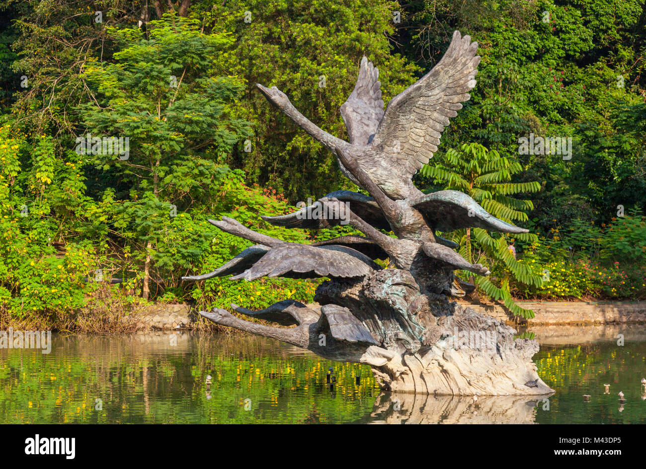 Il volo dei cigni scultura, il lago dei cigni, Singapore Botanic Gardens. Foto Stock