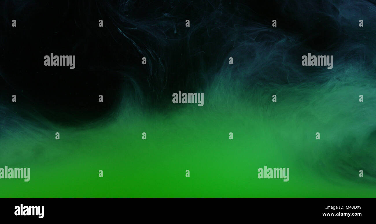 Verde i colori di inchiostro in acqua liquida la creazione di forme di arte Foto Stock