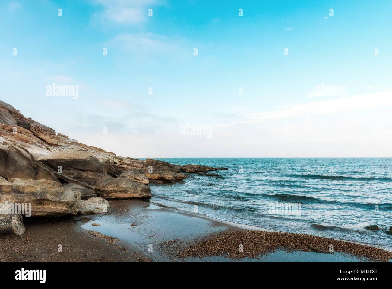 Mare, rocce sulla riva Foto Stock