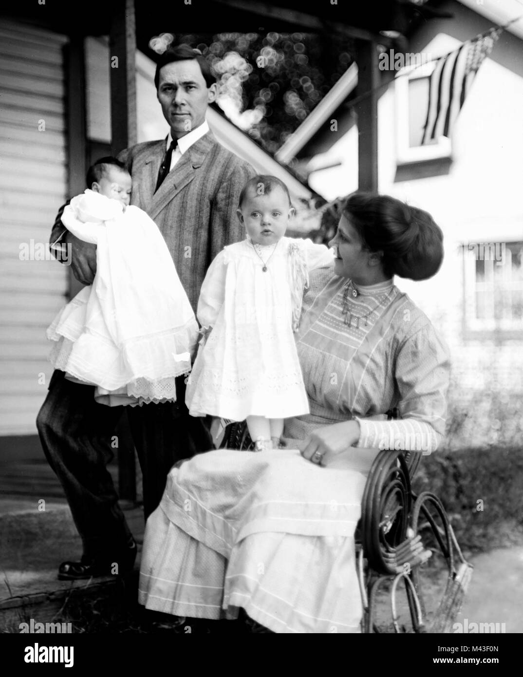 Ritratto di famiglia del padre e della madre con i loro due figli piccoli, ca. 1912. Foto Stock
