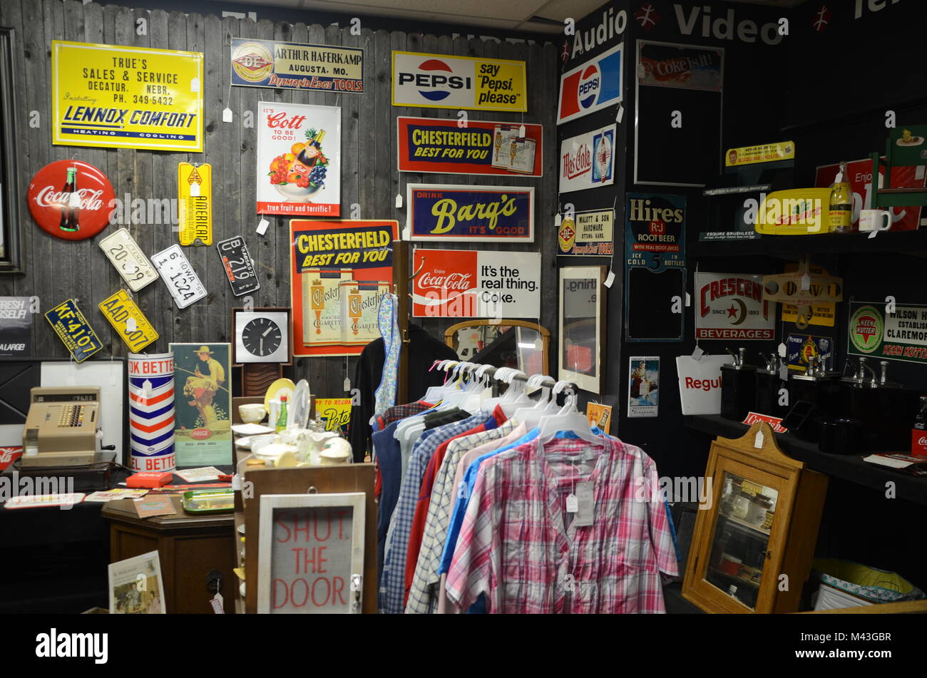 New Braunfels texas negozio vintage con vecchi segni di bevande e plaid camicie USA Foto Stock