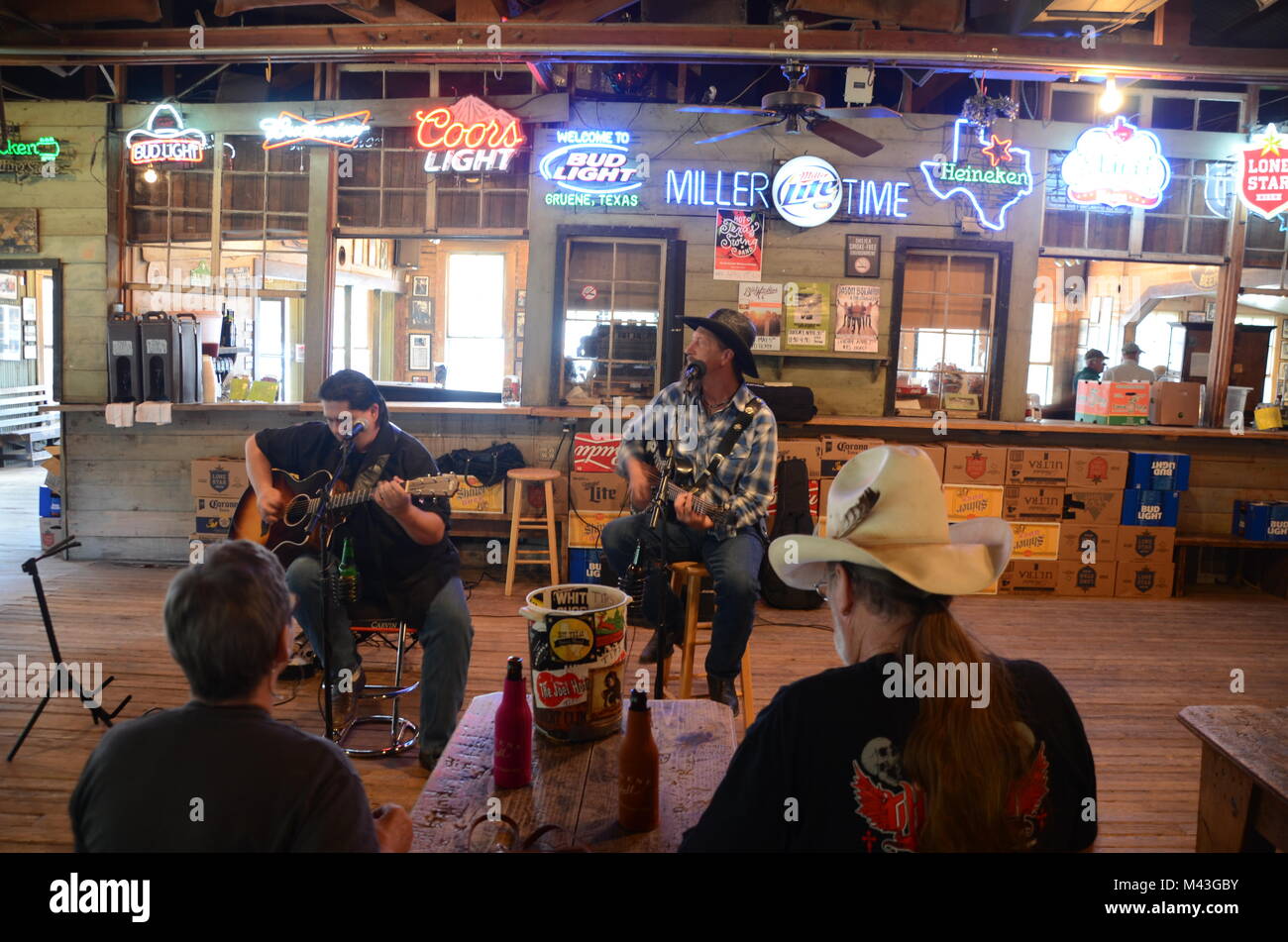 Paese band suonare dal vivo nella Gruene Hall Texas USA Foto Stock