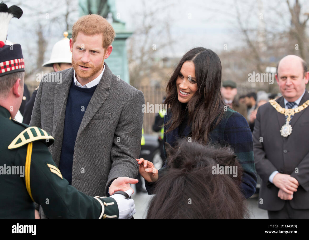 La Gran Bretagna è il principe Harry e la sua fidanzata , attrice americana Meghan Markle, incontro la folla fuori dal Castello di Edimburgo il 13 febbraio 2018 Foto Stock