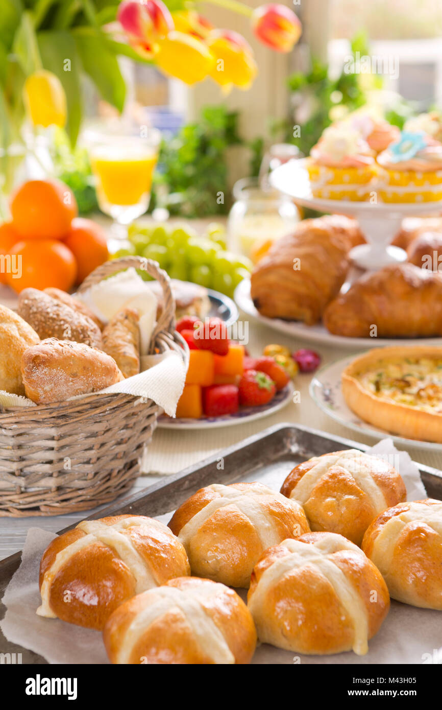 La colazione o il brunch tabella riempita con tutti i tipi di deliziosa gastronomia pronta per un pasto di Pasqua. Foto Stock