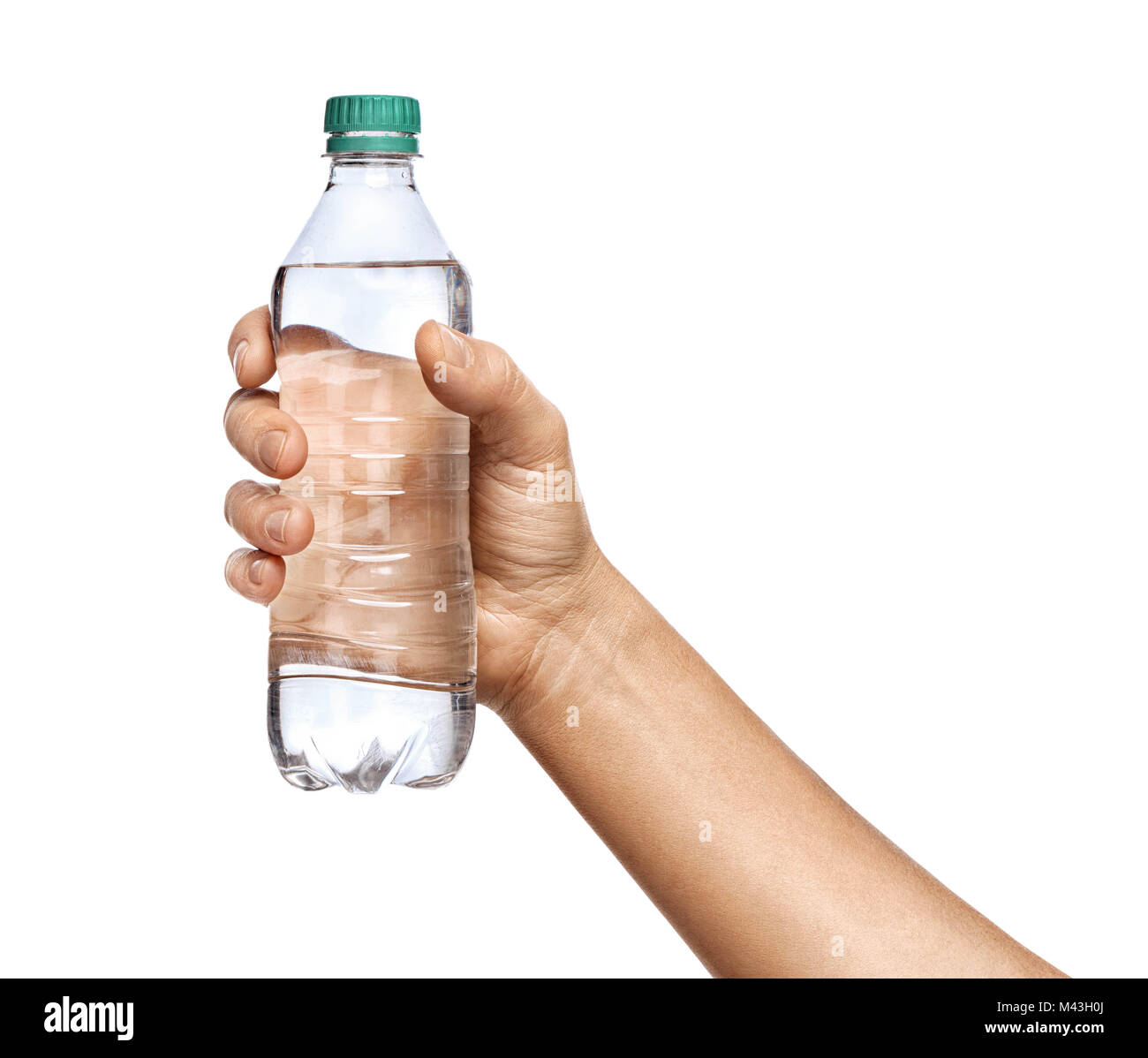 Mano d'uomo detiene una bottiglia di acqua minerale isolato su sfondo bianco. Close up. Alta risoluzione prodotto Foto Stock