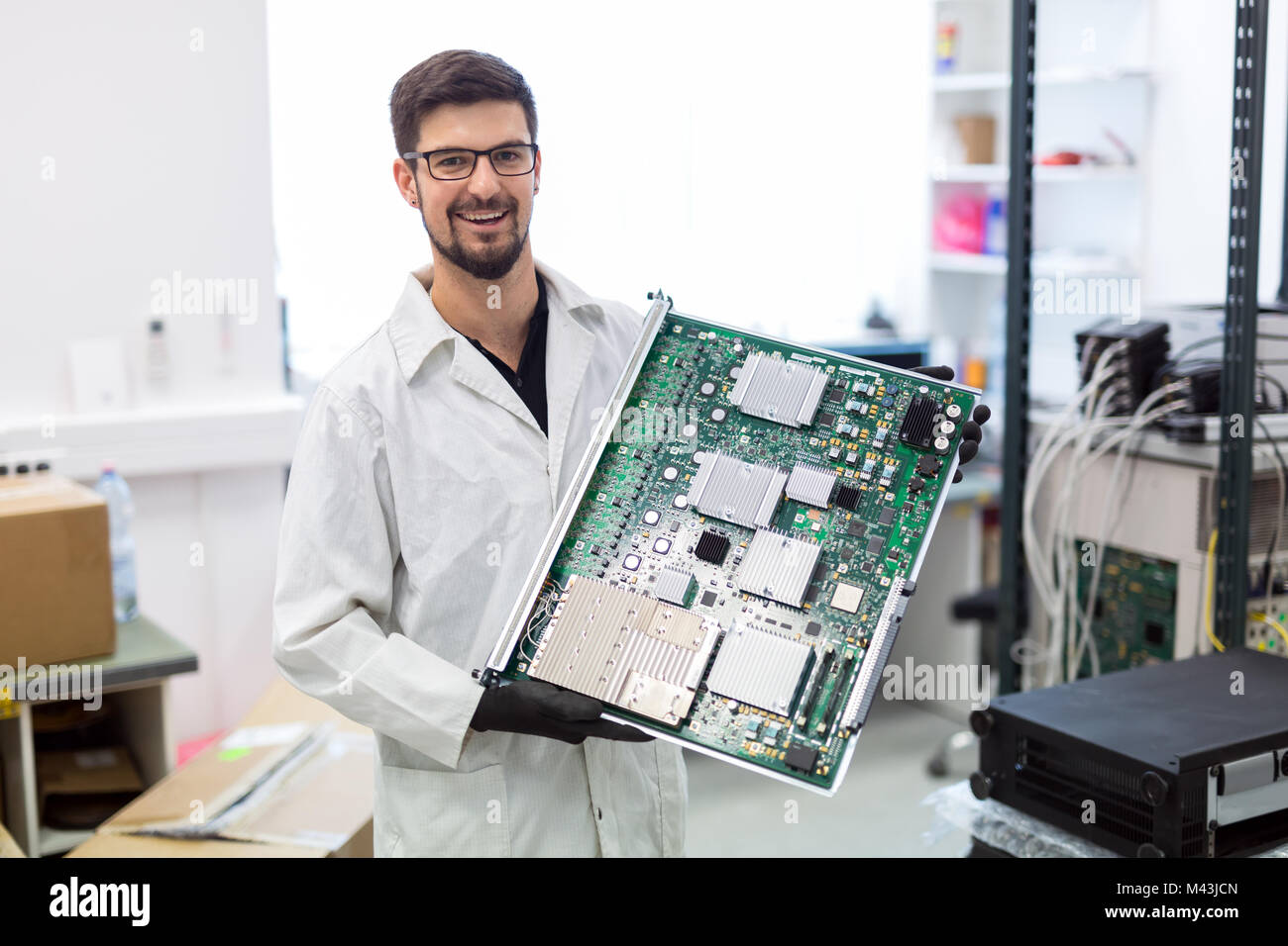 Ritratto di giovane ingegnere azienda CMTS card Foto Stock