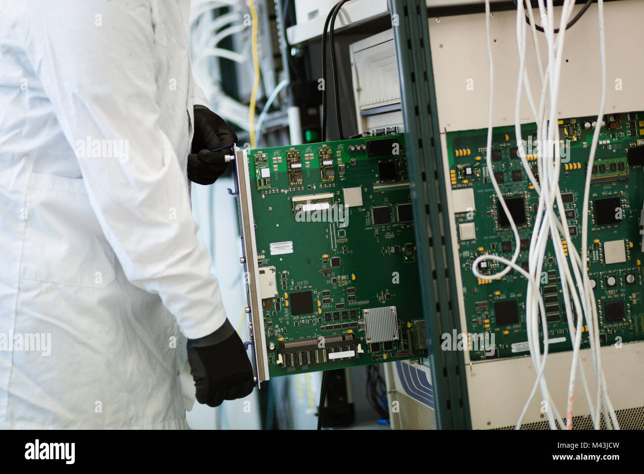 Foto del tecnico di riparazione cmts schede di rete Foto Stock