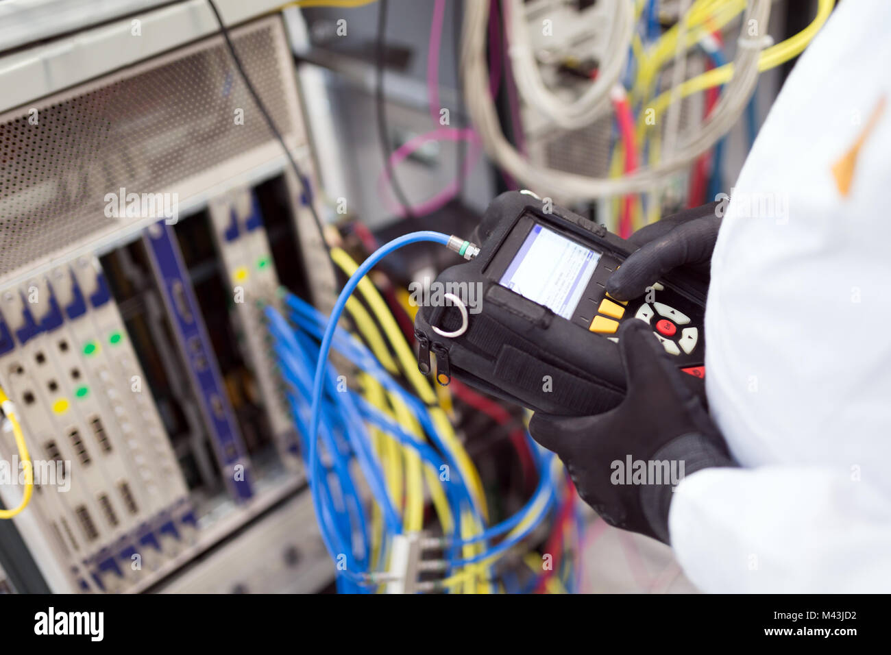 Foto del tecnico di riparazione cmts schede di rete Foto Stock