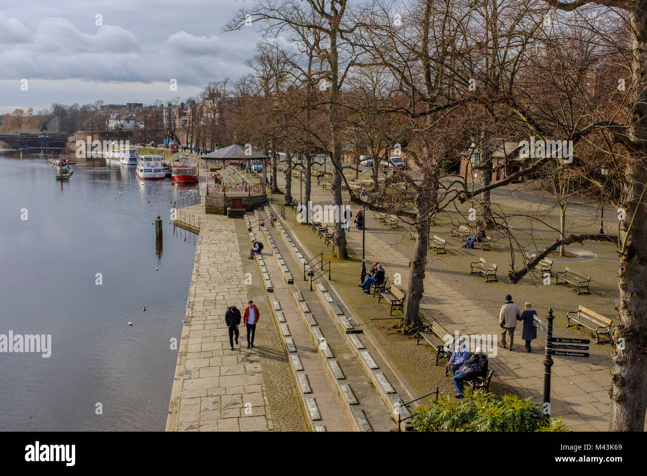 Walker facendo una passeggiata lungo il fiume Dee in Chester, Inghilterra. Foto Stock