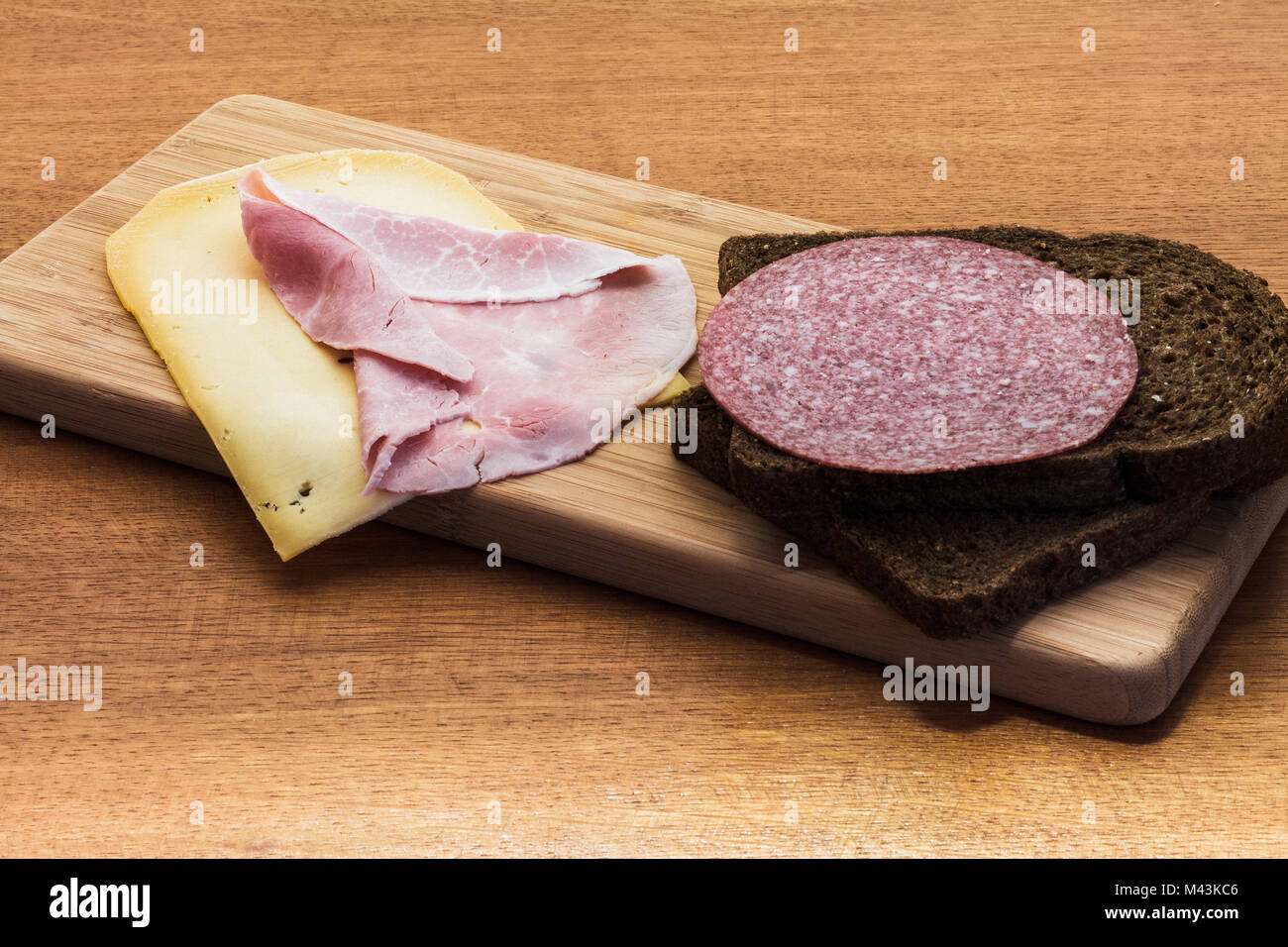 La prima colazione o il pranzo impostazione tabella a sandwich con prosciutto e formaggio Foto Stock
