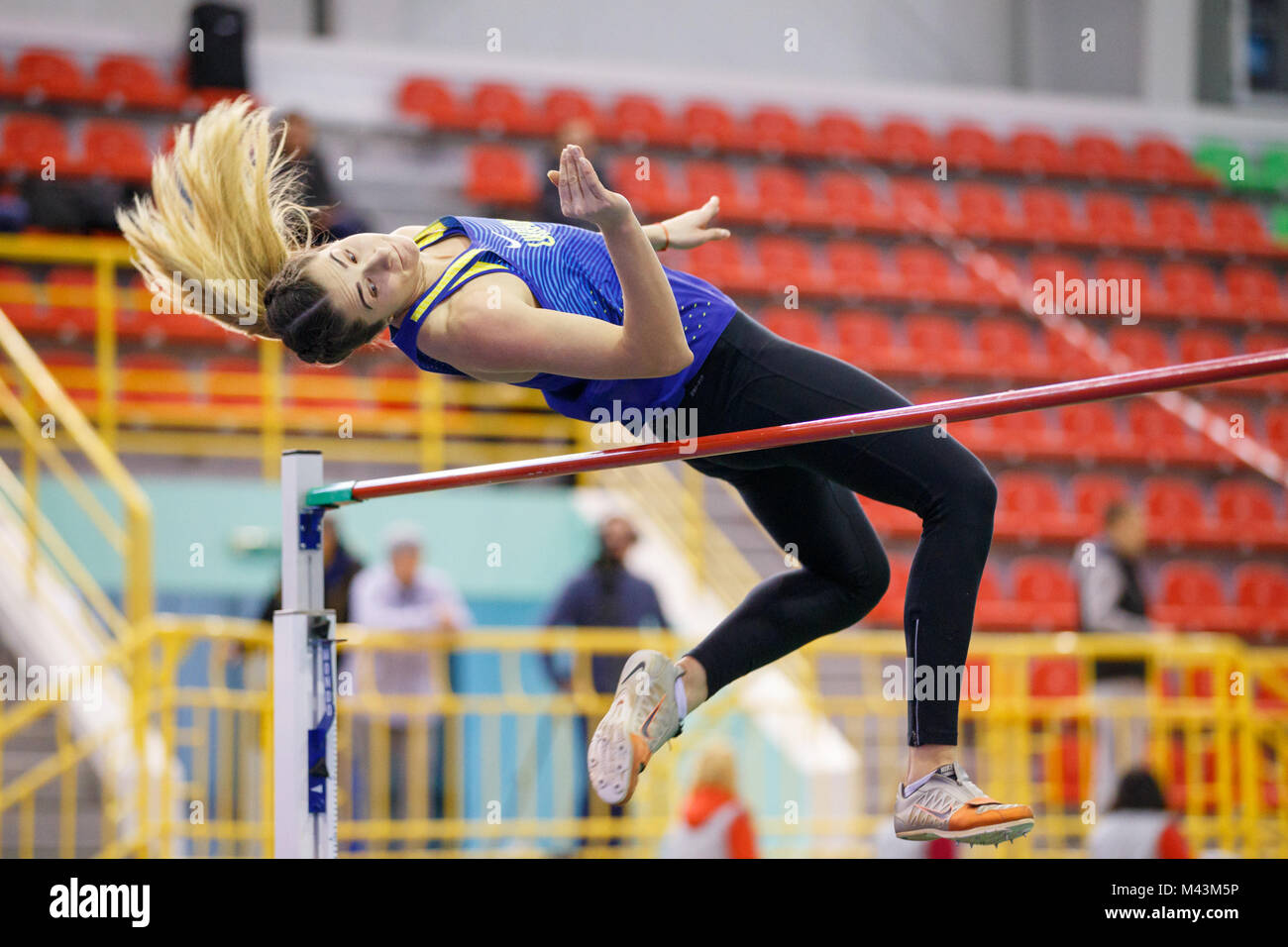 SUMY, Ucraina - 9 febbraio 2018: Assja Bardis esecuzione di salto in alto nel pentathlon ucraino di pista al coperto e campo championship 2018. Foto Stock