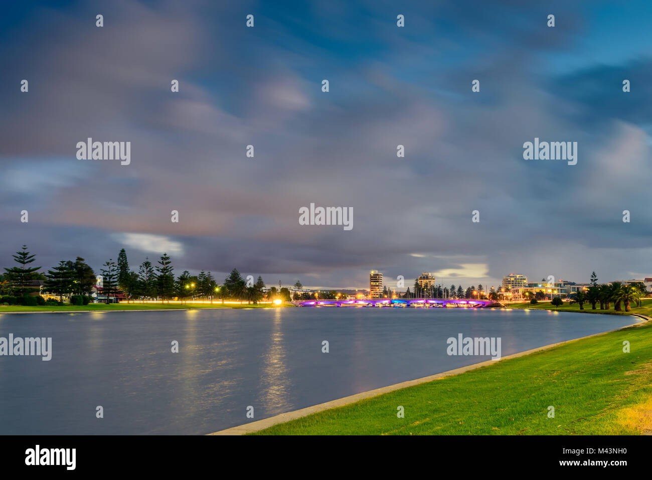 Patawalonga lago a Glenelg dopo il tramonto, città di Holdfast Bay, Australia del Sud. Esposizione a lungo effetto Foto Stock