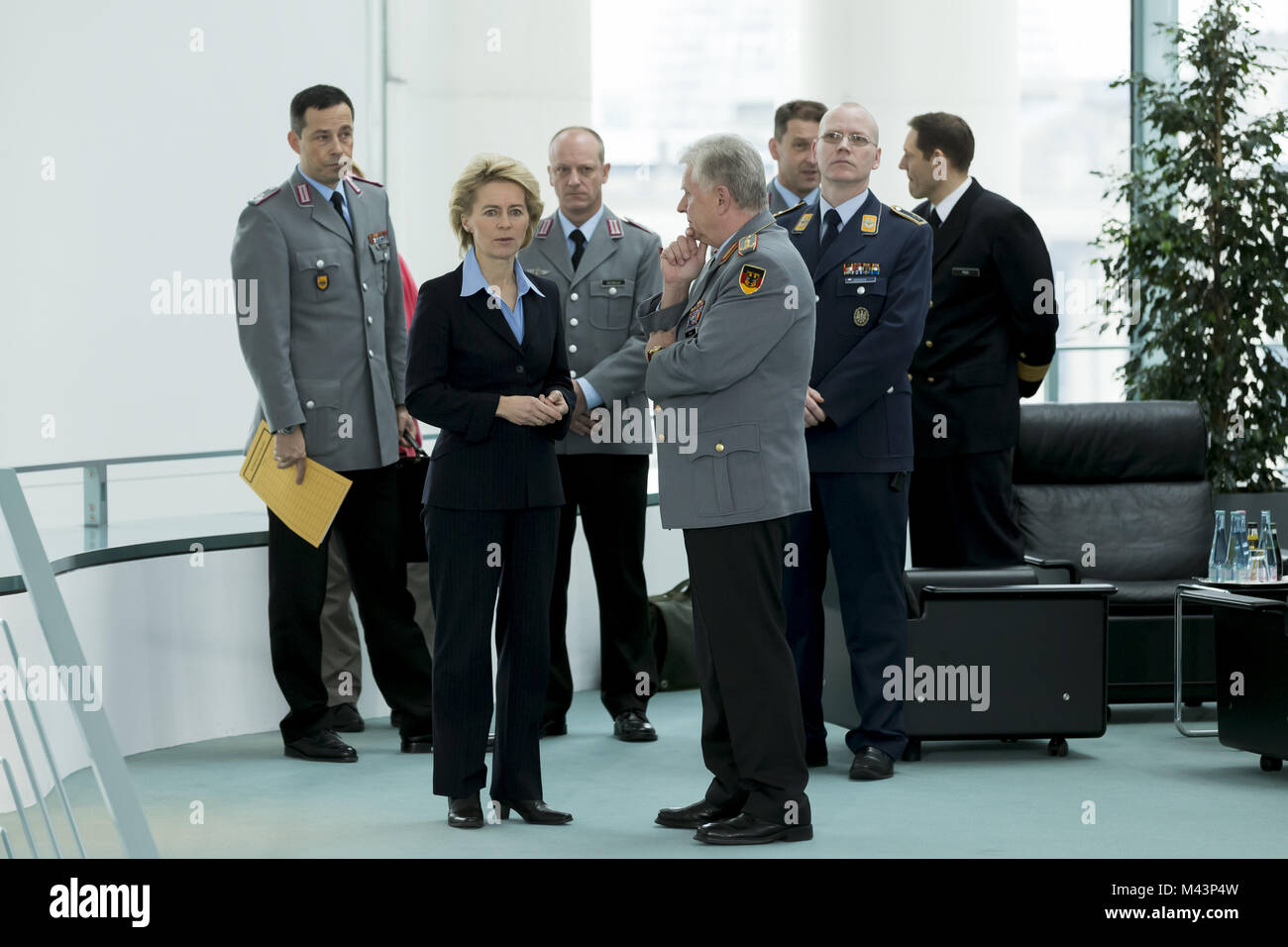 Merkel riceve i familiari dei soldati Foto Stock