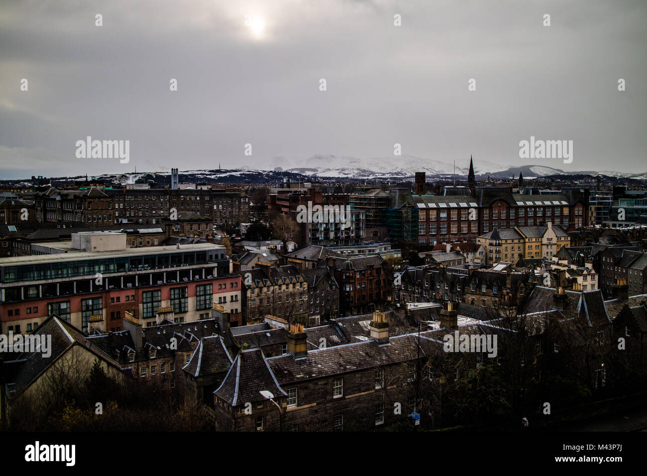 Una vista di Ediniburgh dalla parte anteriore del Castello di Edimburgo dopo una serie di bufere di neve e il cattivo tempo Foto Stock