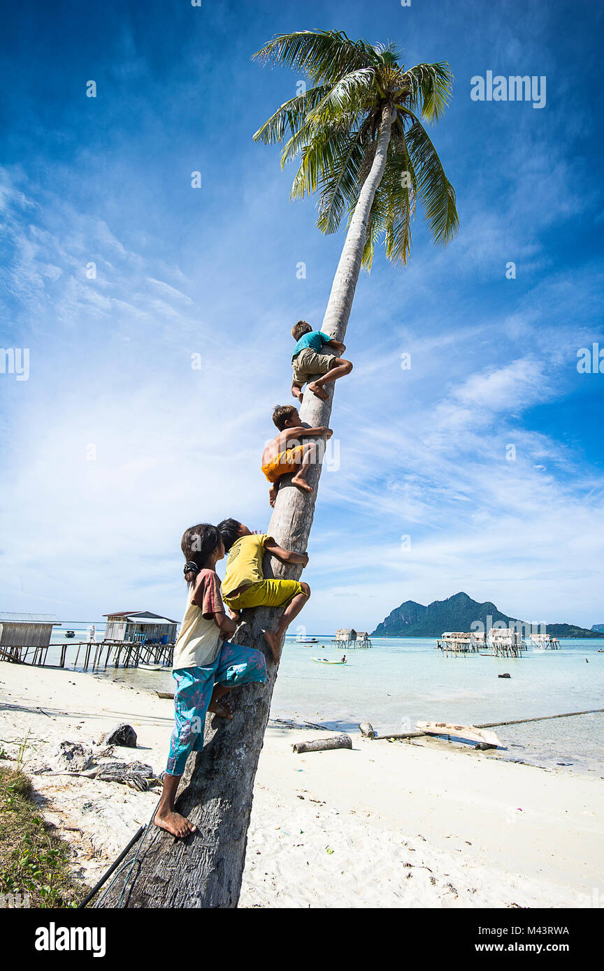 Il Bajau Laut sono noti come "ea Zingari" a causa della loro nomade, la marineria modo di vita. Foto Stock