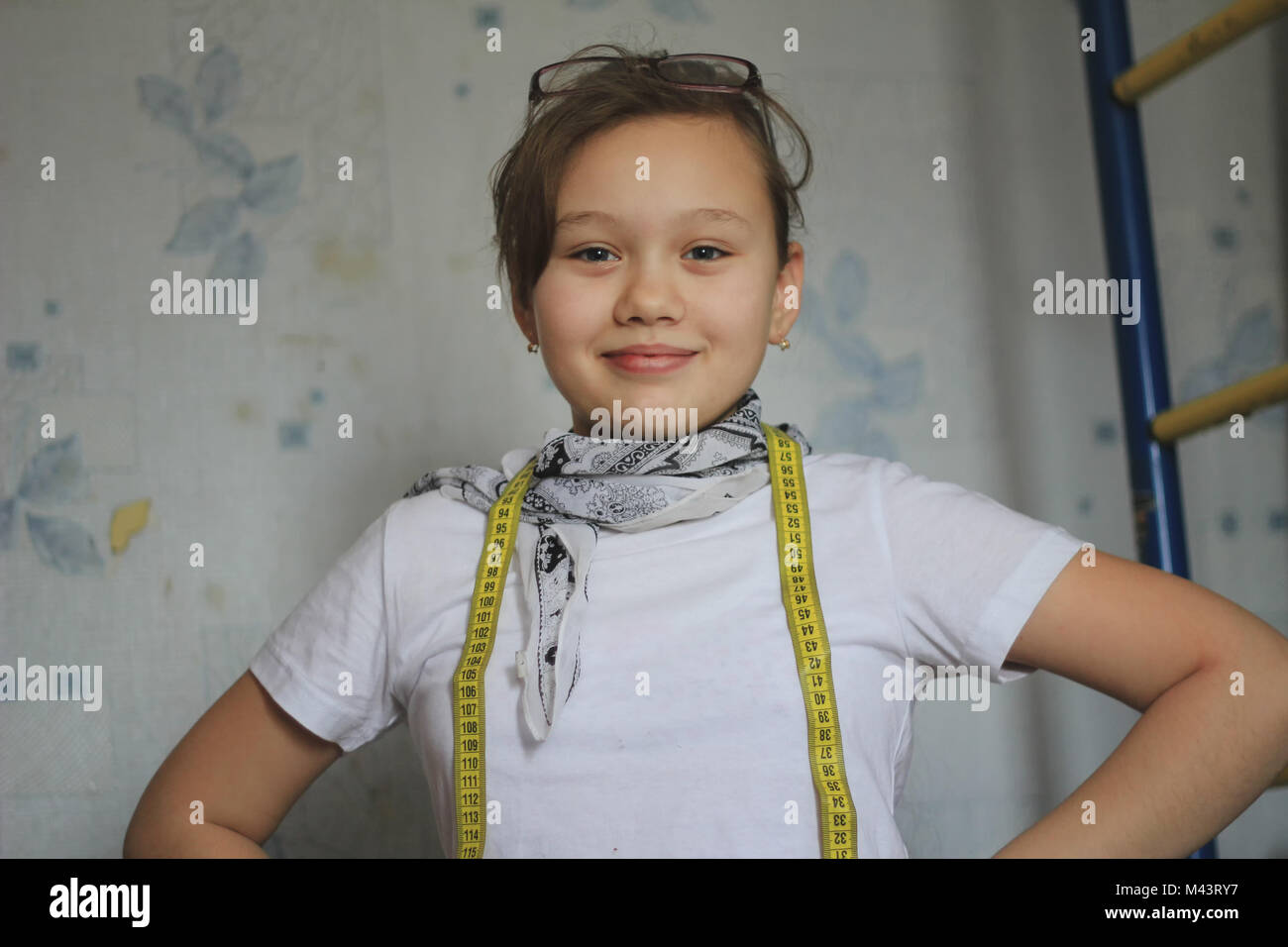 Teen girl età di dodici anni svolge nella cucitura - sarta Foto Stock