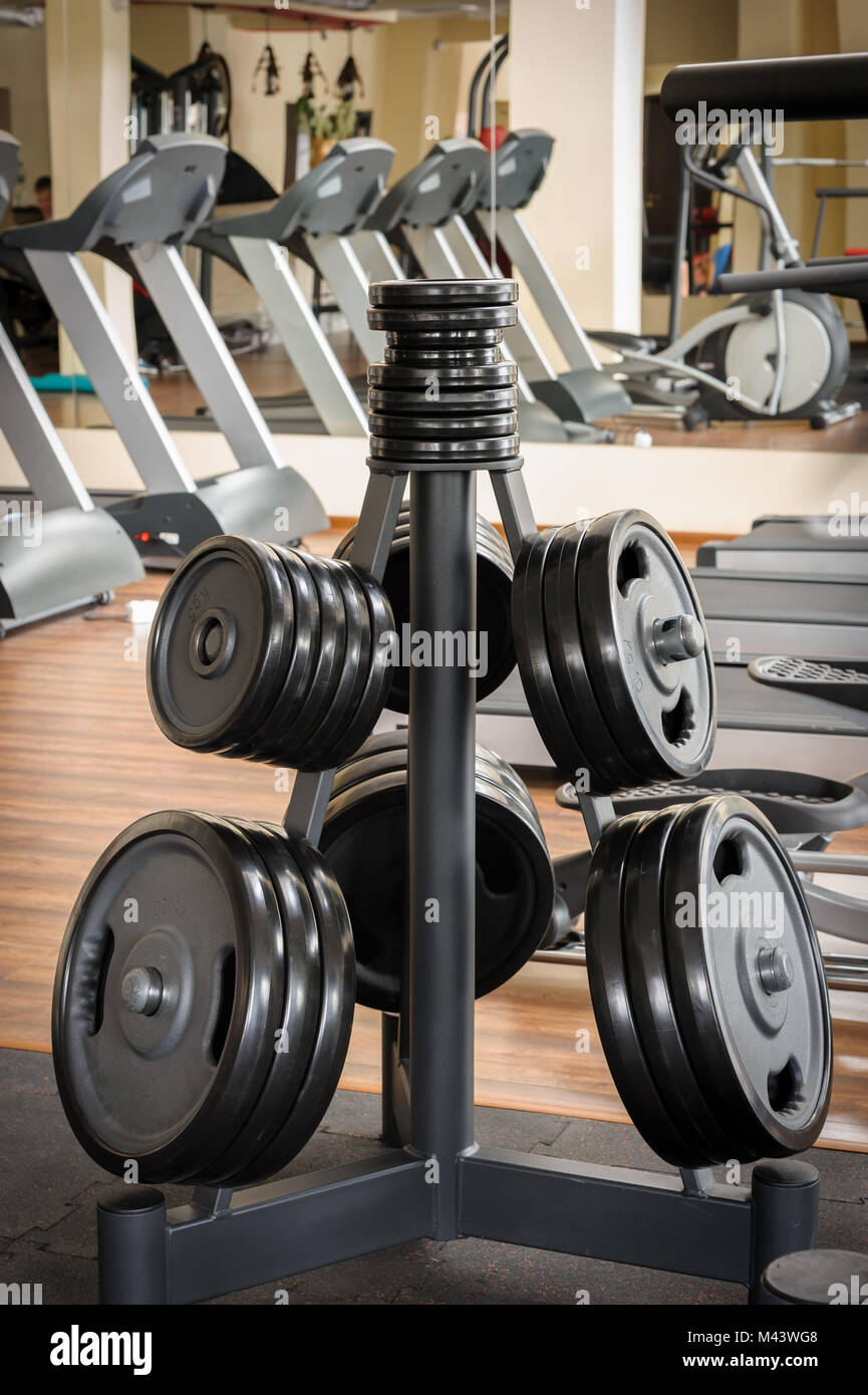 Barbell rack piastre in palestra Foto Stock