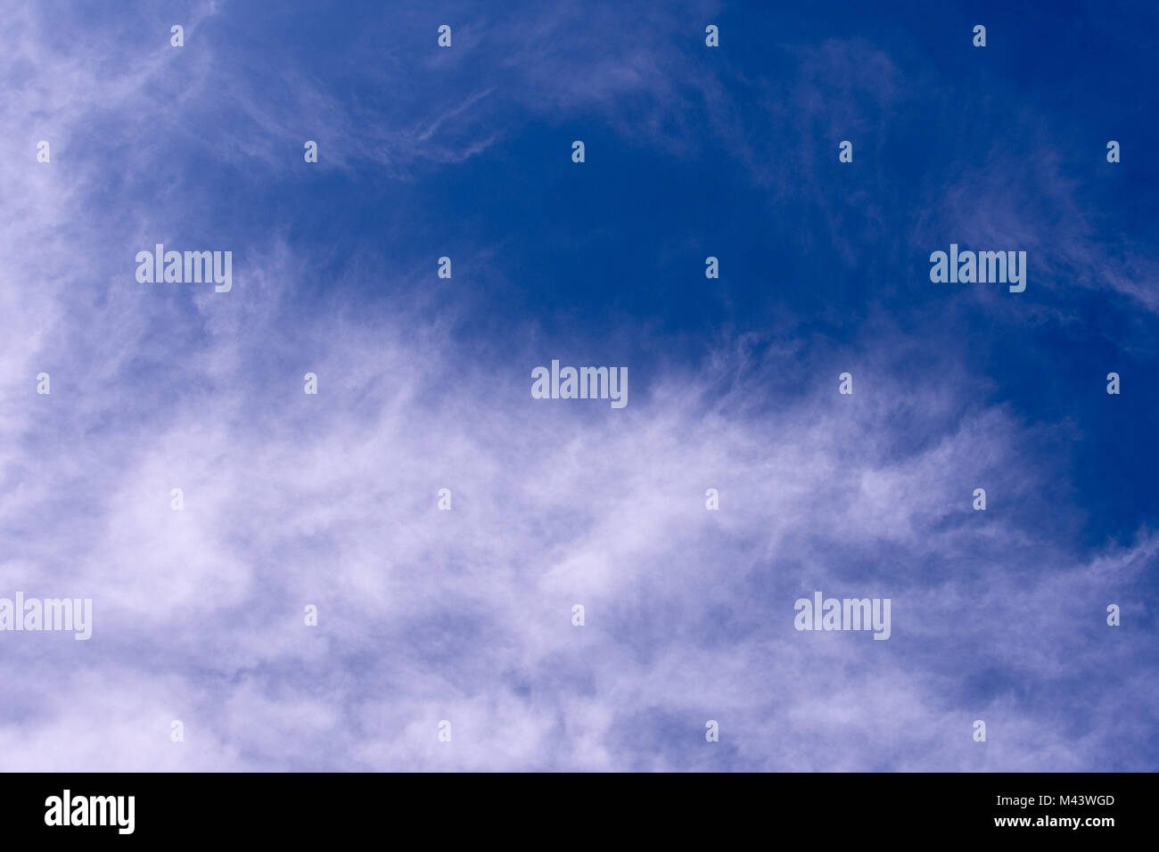 Nuvole sottili di fronte cielo blu Foto Stock