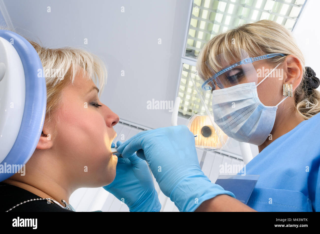 Dentista con paziente, lucidatura e finitura Foto Stock