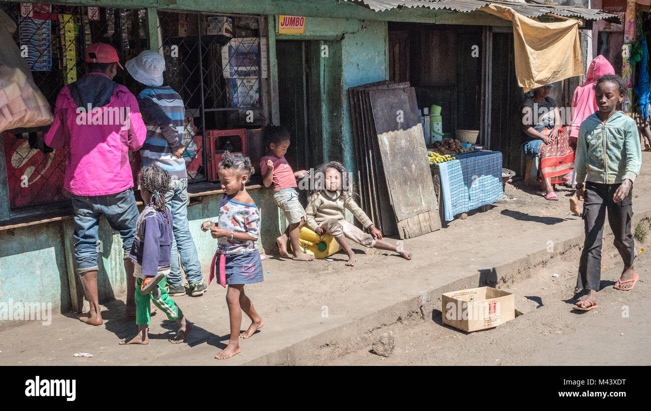 People Shopping e seduta in strada sporca, Madagascar Foto Stock