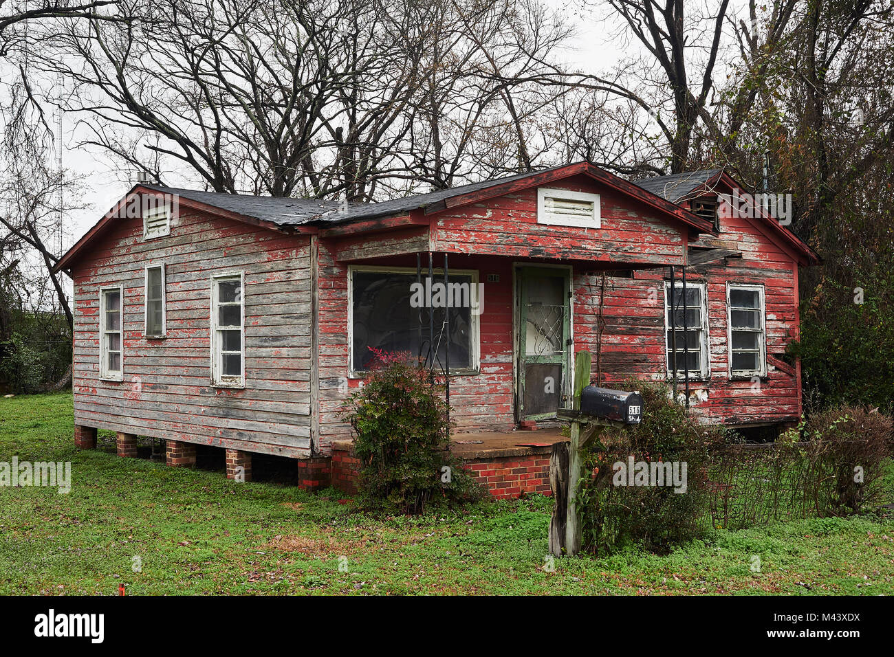 Vacante, vuoto o abbandonato la casa o casa in un quartiere povero che mostra il livello di povertà nella parte interna area urbana di Montgomery in Alabama, Stati Uniti d'America. Foto Stock