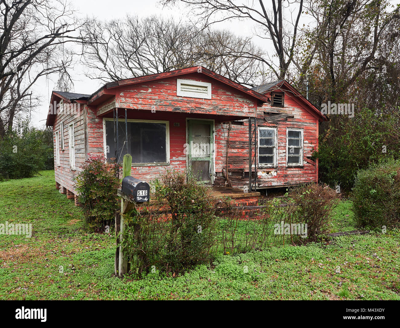 Vacante, vuoto o abbandonato la casa o casa in un quartiere povero che mostra il livello di povertà nella parte interna area urbana di Montgomery in Alabama, Stati Uniti d'America. Foto Stock