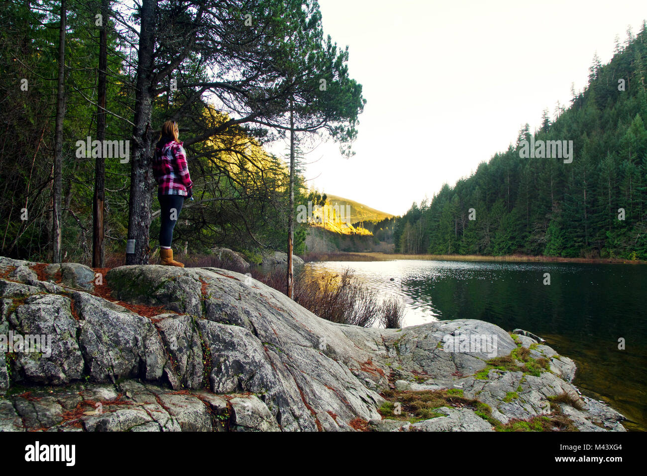 Femmina visite turistiche Brohm lago in inverno vicino a Whistler, BC Canada e si rilassa in uno splendido scenario Foto Stock