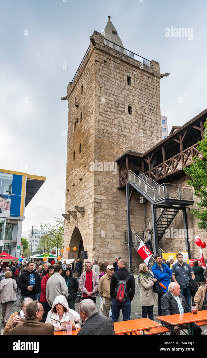 La gente al rally vicino Johannistor, torre fortificata, sul giorno nuvoloso in Jena, Turingia, Germania Foto Stock