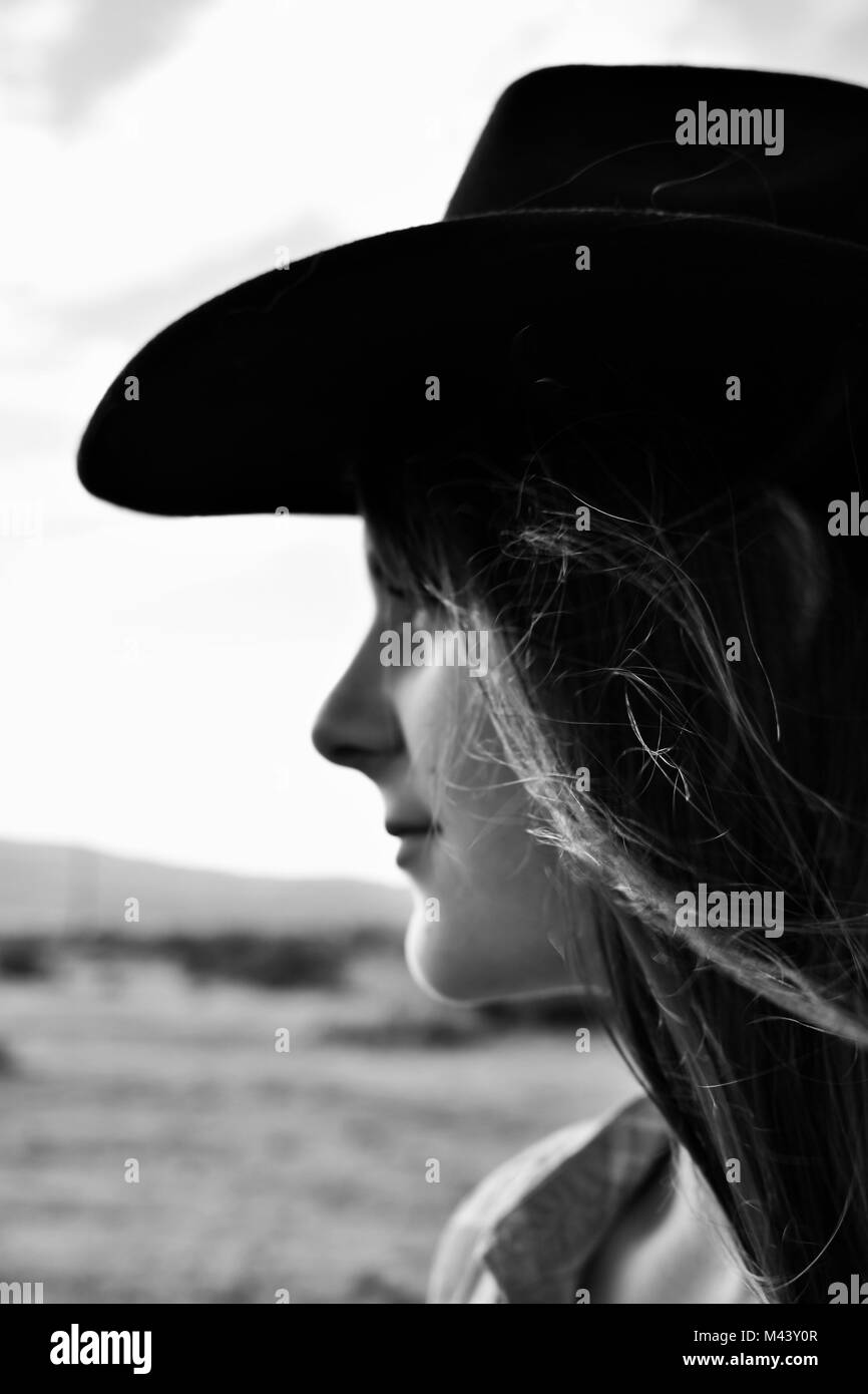 Country Girl guardando fuori nel deserto in bianco e nero Foto Stock