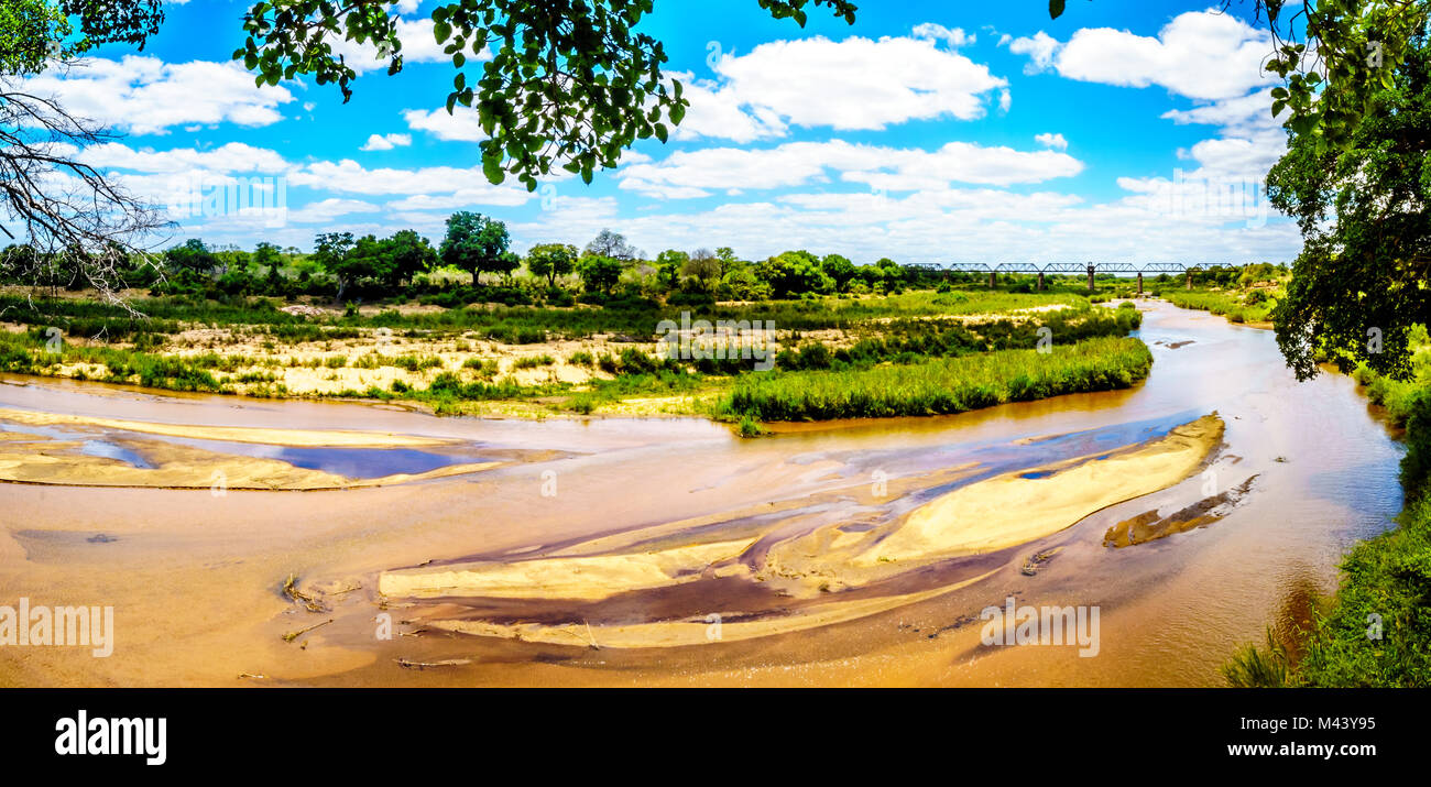 Il quasi a secco di Sabie River alla fine della stagione secca a Skukuza Rest Camp nel Parco Nazionale di Kruger in Sud Africa Foto Stock