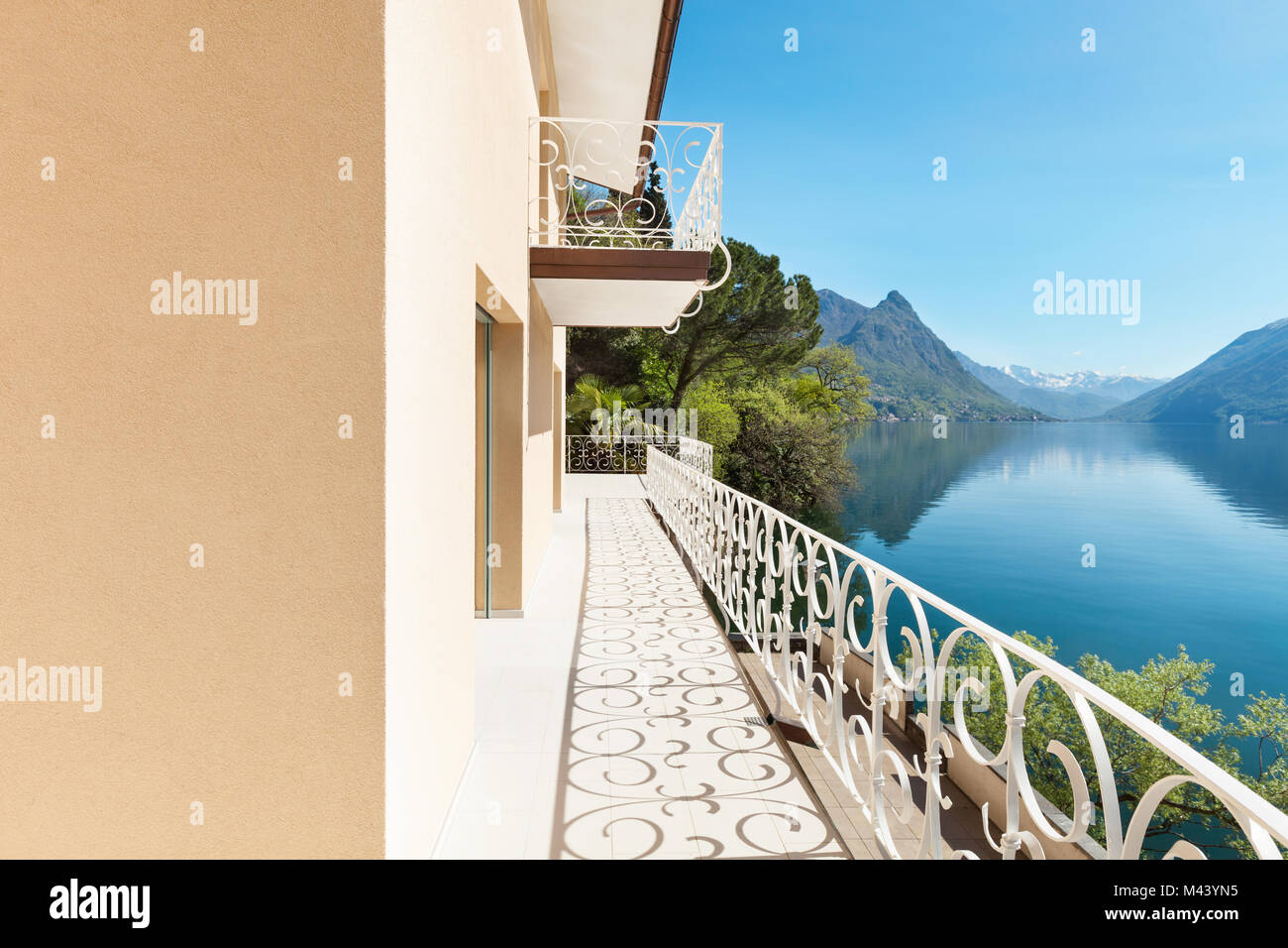 Bellissimo paesaggio, vista lago dal balcone di un attico Foto Stock