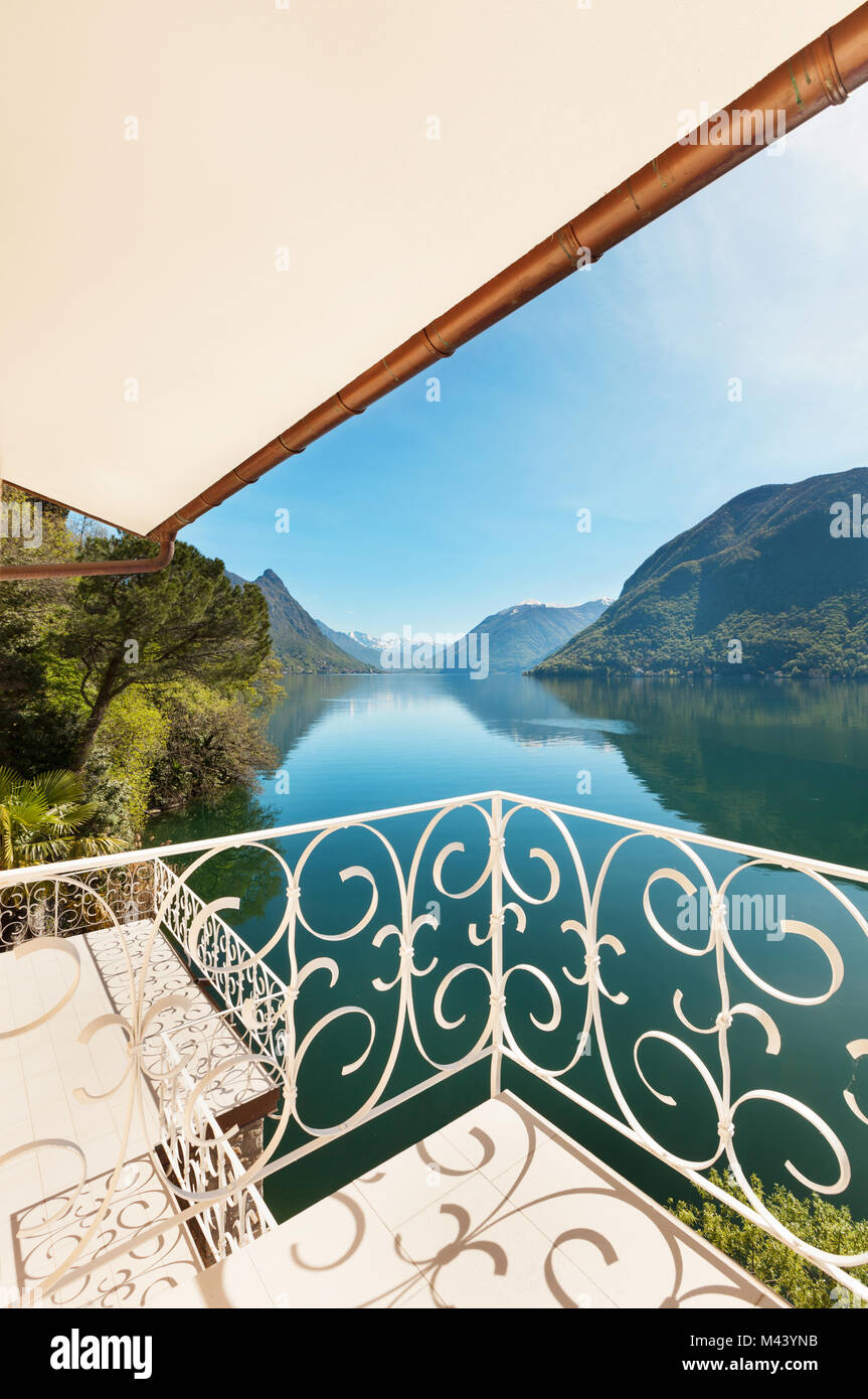 Bellissimo paesaggio, vista lago dal balcone di un attico Foto Stock