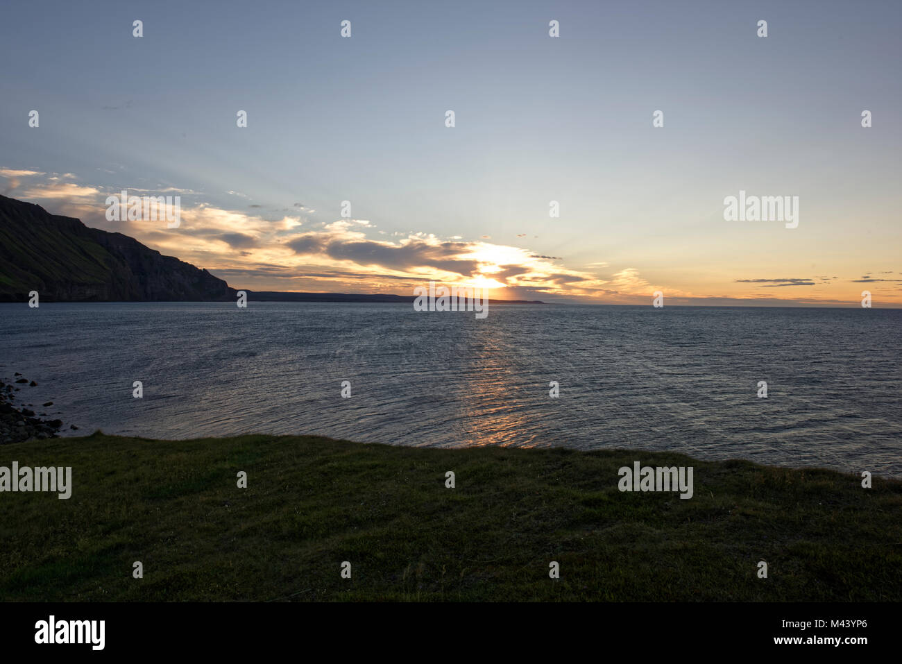 Drangey ist eine unbewohnte isländische Insel, die in der Mitte des Skagafjörður Fjordes gelegen ist. Foto Stock