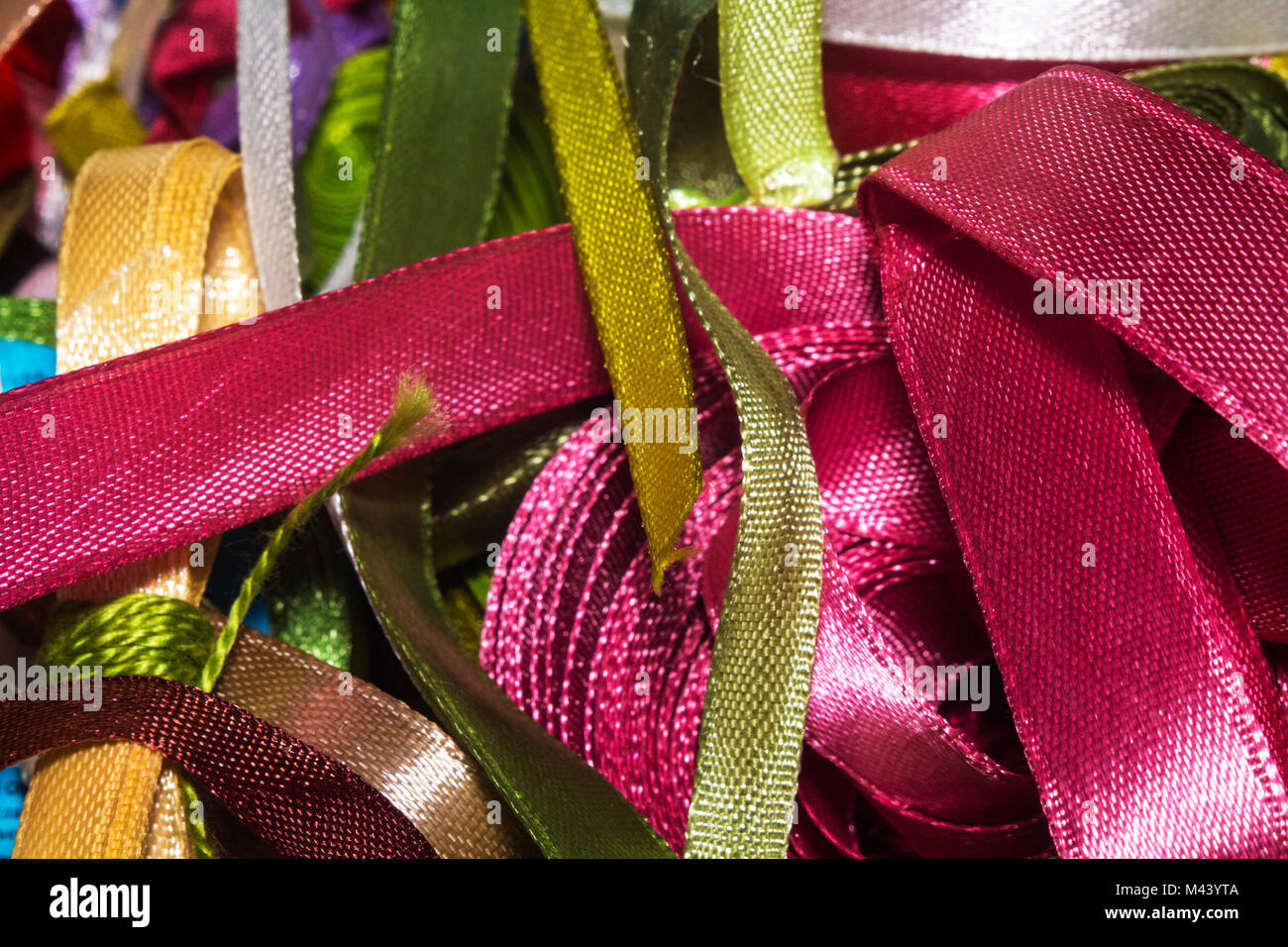 I nastri di tessuto di colori diversi per la creazione. Foto Stock