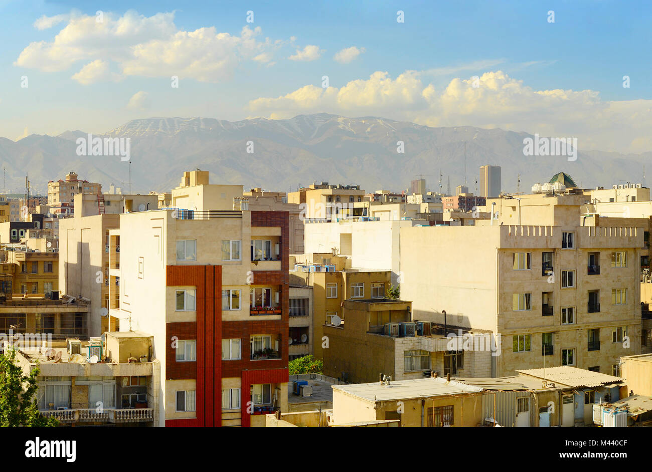 Vista di Tehran città architettura al tramonto. Iran Foto Stock