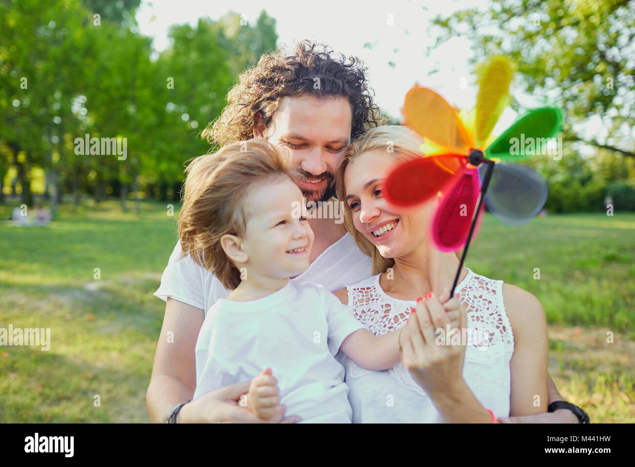 La famiglia felice che giocano nel parco. Foto Stock