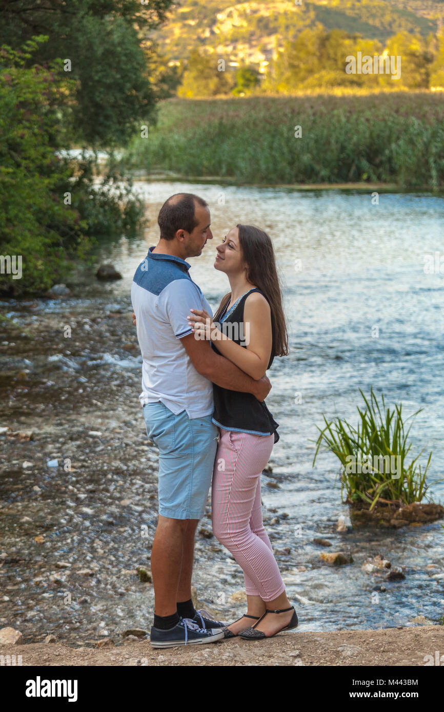 coppia solitaria e giovane innamorata di un viaggio in una riserva naturale. Abruzzo, Italia Foto Stock