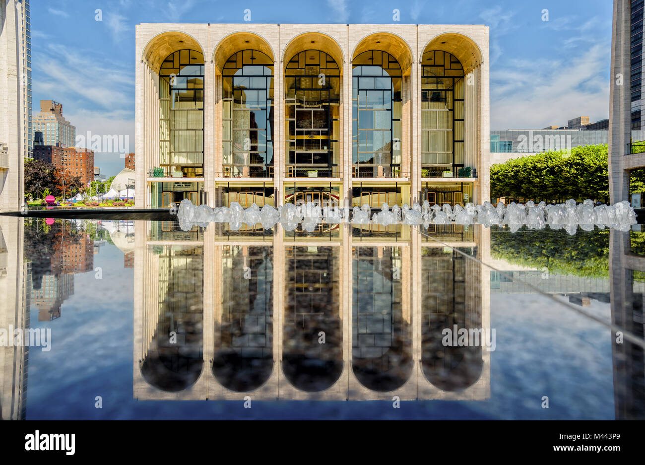 Il Metropolitan Opera House riflessa sulla fontana in marmo del Linkoln Square, a Manhattan, New York. Foto Stock