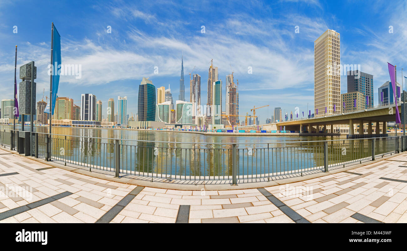 Dubai - il panorama con il ponte sul nuovo canale e il centro cittadino. Foto Stock